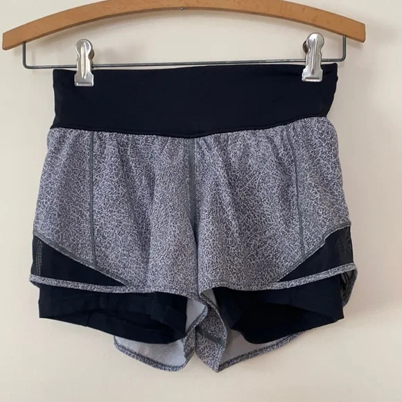 Lululemon Hotty Hot Short (Naked 4”) - Picture 3 of 8